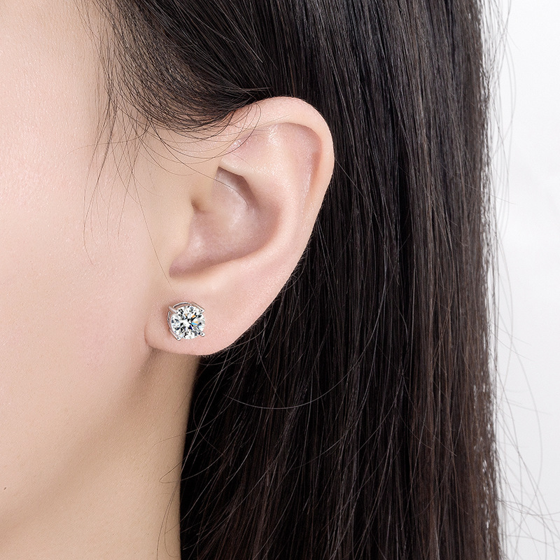 Hot SellingFashion Four-Prong  – обзор и цена Diamond Stud Earrings